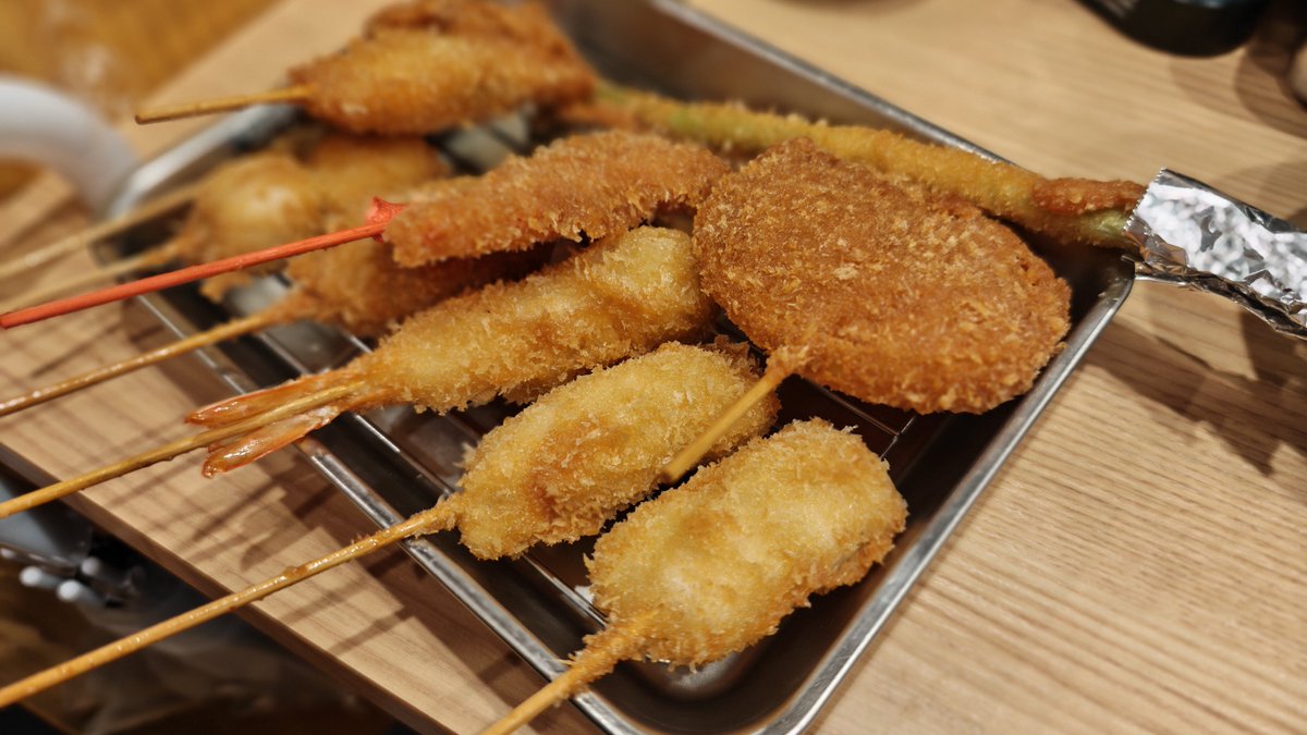 SesameandSolt's tweet photo. 旅行最後の飯。
美味いとは言わないが、クタクタの身体には染みた。串カツ、と言いながら、カツらしい具食ってないやも。
次の大阪では美味しいとこで食いたいな、という目標が出来た。 https://t.co/yiLeac8cnk