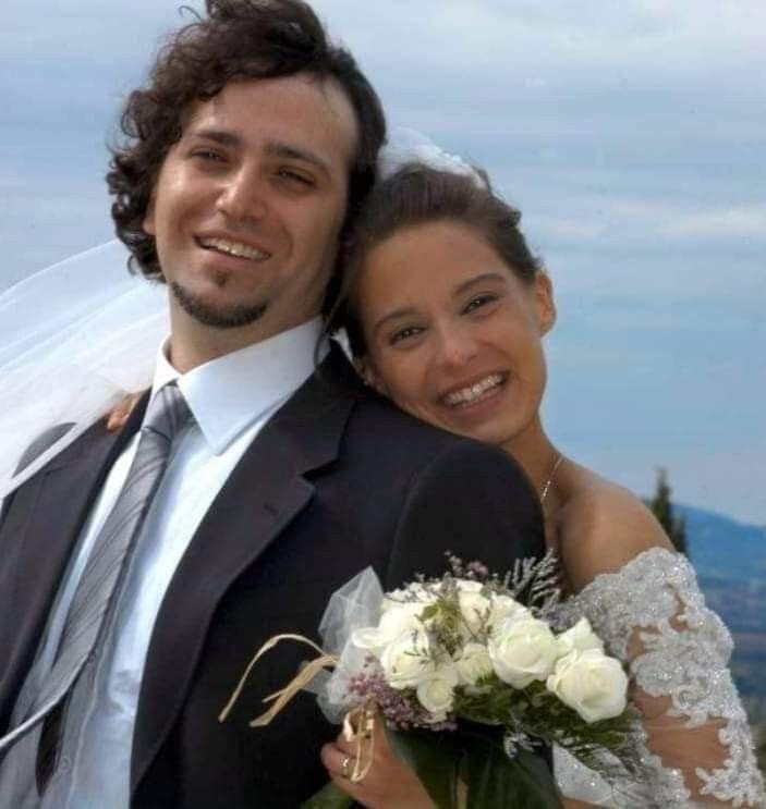JustAdaugoijele's tweet photo. Story of Suffering and Hope🥺

Servant of God Chiara Corbella Petrillo, was an Italian Catholic wife, mother, and public speaker known for her profound faith and joyful witness amidst immense suffering. 

Born in Rome, she grew up in a devout Catholic family and was involved in the Charismatic Renewal movement.
At 18, she met her future husband, Enrico Petrillo, during a pilgrimage to Medjugorje. They married on September 21, 2008, in Assisi, guided by a Franciscan friar who was her spiritual director.

Chiara and Enrico faced significant trials. Their first two children, Maria Grazia Letizia (2009) and Davide Giovanni (2010), both died within 30 minutes of birth due to severe medical complications diagnosed during pregnancy.
Despite these losses, the couple embraced their children’s brief lives, choosing to carry them to term and baptizing them before their passing. They began speaking at pro-life events in Rome, sharing their faith and commitment to the value of life.

During her third pregnancy with their son Francesco, born healthy in 2011, Chiara was diagnosed with a carcinoma on her tongue, which later metastasized and became terminal. She refused treatments that could harm her unborn child, prioritizing his life over her own.

After Francesco’s birth, the cancer progressed, affecting her lungs, eyes, and ability to speak. Even in her final months, Chiara maintained a radiant smile and deep trust in God, receiving the Blessed Sacrament daily and preparing for death with peace.
She died at 28, dressed in her wedding gown, leaving a legacy of love and sacrifice.
Her cause for beatification was opened in Rome on July 2, 2018, earning her the title Servant of God. The diocesan phase concluded on June 21, 2024, and her case is now with the Vatican’s Dicastery for the Causes of Saints.