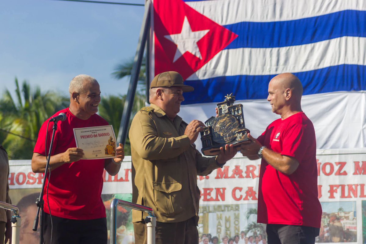 FernandezMaryde's tweet photo. En el 66 aniversario de los #CDRCuba recibió el premio del barrio el Hospital militar Dr. Mario Muñoz Monroy, colectivo con un vínculo permanente con la comunidad. #DesdeElBarrioJuntoAFidel https://t.co/w69i6rItkg