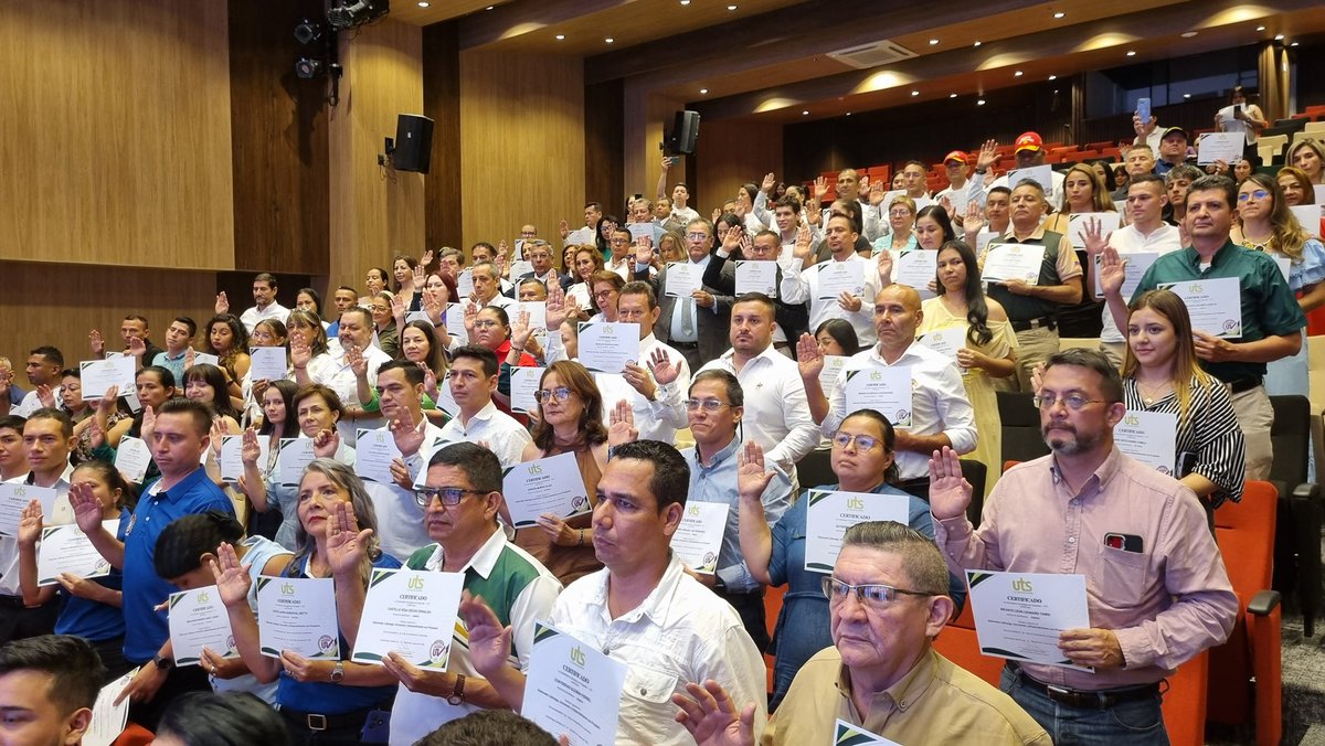 GobdeSantander's tweet photo. 295 veteranos y familiares culminaron 90 horas de formación en liderazgo, innovación y emprendimiento, fortaleciendo capacidades para seguir creciendo y sirviendo a Santander. https://t.co/NdWt87g0Ke