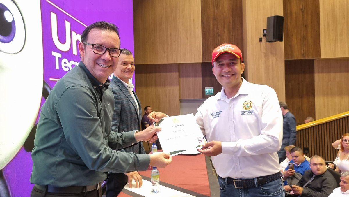 GobdeSantander's tweet photo. 295 veteranos y familiares culminaron 90 horas de formación en liderazgo, innovación y emprendimiento, fortaleciendo capacidades para seguir creciendo y sirviendo a Santander. https://t.co/NdWt87g0Ke