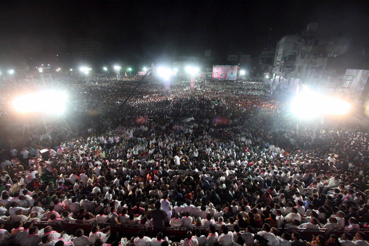 VSrinivasGoud's tweet photo. సకల జనభేరి (29.09.2013):-

ప్రత్యేక తెలంగాణ రాష్ట్ర సాధన ఉద్యమంలో సకల జనభేరి ఒక కీలక ఘట్టంగా నిలిచింది. హైదరాబాద్‌లోని నిజాం కాలేజ్ గ్రౌండ్‌లో లక్షలాది మంది తెలంగాణవాదులు తరలివచ్చి ప్రత్యేక తెలంగాణ రాష్ట్ర ఆకాంక్షను బలంగా చాటిన సంఘటన.

తెలంగాణ రాష్ట్ర ఏర్పాటుపై ప్రభుత్వం అనుసరిస్తున్న నాన్చివేత ధోరణిని వ్యతిరేకిస్తూ, ప్రజల ఆకాంక్షను స్పష్టంగా తెలియజేస్తూ నిజాం కాలేజ్ డిక్లరేషన్ ద్వారా సామూహిక హెచ్చరికను చాటారు.

తెలంగాణ రాష్ట్ర సాధన కోసం జరిగిన ప్రతి పోరాటం..
ఒక చరిత్ర.. ఒక స్ఫూర్తి.. ఒక ఉద్యమ జ్ఞాపకం.

- వి శ్రీనివాస్ గౌడ్, మాజీ మంత్రి.

#SakalaJanabheri #TelanganaMovement