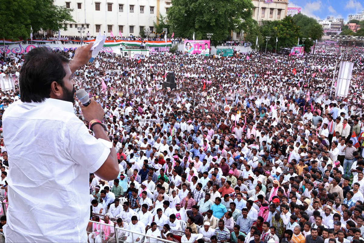 VSrinivasGoud's tweet photo. సకల జనభేరి (29.09.2013):-

ప్రత్యేక తెలంగాణ రాష్ట్ర సాధన ఉద్యమంలో సకల జనభేరి ఒక కీలక ఘట్టంగా నిలిచింది. హైదరాబాద్‌లోని నిజాం కాలేజ్ గ్రౌండ్‌లో లక్షలాది మంది తెలంగాణవాదులు తరలివచ్చి ప్రత్యేక తెలంగాణ రాష్ట్ర ఆకాంక్షను బలంగా చాటిన సంఘటన.

తెలంగాణ రాష్ట్ర ఏర్పాటుపై ప్రభుత్వం అనుసరిస్తున్న నాన్చివేత ధోరణిని వ్యతిరేకిస్తూ, ప్రజల ఆకాంక్షను స్పష్టంగా తెలియజేస్తూ నిజాం కాలేజ్ డిక్లరేషన్ ద్వారా సామూహిక హెచ్చరికను చాటారు.

తెలంగాణ రాష్ట్ర సాధన కోసం జరిగిన ప్రతి పోరాటం..
ఒక చరిత్ర.. ఒక స్ఫూర్తి.. ఒక ఉద్యమ జ్ఞాపకం.

- వి శ్రీనివాస్ గౌడ్, మాజీ మంత్రి.

#SakalaJanabheri #TelanganaMovement