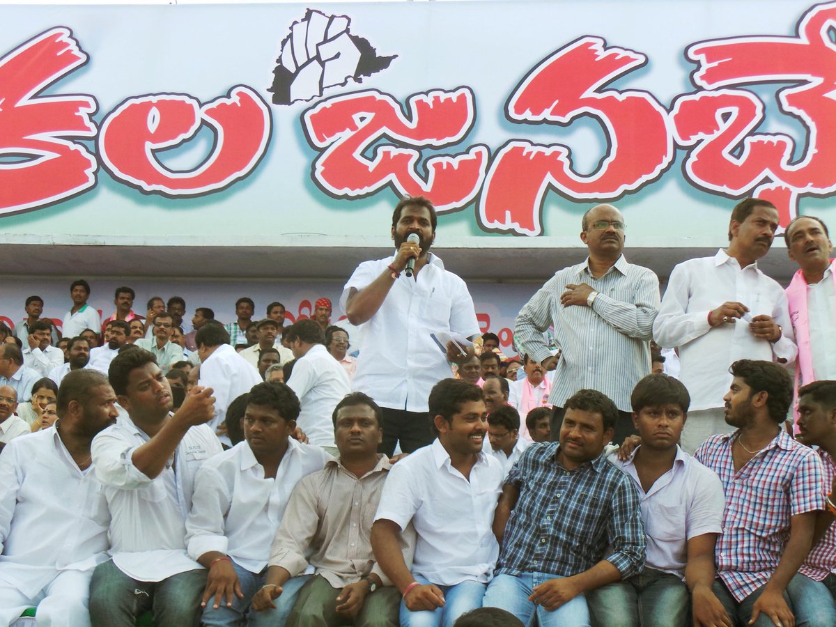 VSrinivasGoud's tweet photo. సకల జనభేరి (29.09.2013):-

ప్రత్యేక తెలంగాణ రాష్ట్ర సాధన ఉద్యమంలో సకల జనభేరి ఒక కీలక ఘట్టంగా నిలిచింది. హైదరాబాద్‌లోని నిజాం కాలేజ్ గ్రౌండ్‌లో లక్షలాది మంది తెలంగాణవాదులు తరలివచ్చి ప్రత్యేక తెలంగాణ రాష్ట్ర ఆకాంక్షను బలంగా చాటిన సంఘటన.

తెలంగాణ రాష్ట్ర ఏర్పాటుపై ప్రభుత్వం అనుసరిస్తున్న నాన్చివేత ధోరణిని వ్యతిరేకిస్తూ, ప్రజల ఆకాంక్షను స్పష్టంగా తెలియజేస్తూ నిజాం కాలేజ్ డిక్లరేషన్ ద్వారా సామూహిక హెచ్చరికను చాటారు.

తెలంగాణ రాష్ట్ర సాధన కోసం జరిగిన ప్రతి పోరాటం..
ఒక చరిత్ర.. ఒక స్ఫూర్తి.. ఒక ఉద్యమ జ్ఞాపకం.

- వి శ్రీనివాస్ గౌడ్, మాజీ మంత్రి.

#SakalaJanabheri #TelanganaMovement