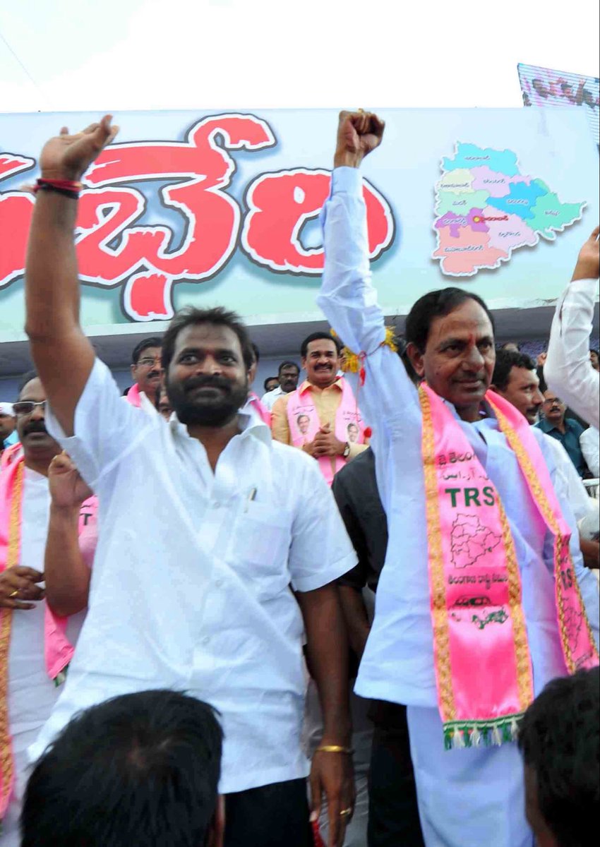 VSrinivasGoud's tweet photo. సకల జనభేరి (29.09.2013):-

ప్రత్యేక తెలంగాణ రాష్ట్ర సాధన ఉద్యమంలో సకల జనభేరి ఒక కీలక ఘట్టంగా నిలిచింది. హైదరాబాద్‌లోని నిజాం కాలేజ్ గ్రౌండ్‌లో లక్షలాది మంది తెలంగాణవాదులు తరలివచ్చి ప్రత్యేక తెలంగాణ రాష్ట్ర ఆకాంక్షను బలంగా చాటిన సంఘటన.

తెలంగాణ రాష్ట్ర ఏర్పాటుపై ప్రభుత్వం అనుసరిస్తున్న నాన్చివేత ధోరణిని వ్యతిరేకిస్తూ, ప్రజల ఆకాంక్షను స్పష్టంగా తెలియజేస్తూ నిజాం కాలేజ్ డిక్లరేషన్ ద్వారా సామూహిక హెచ్చరికను చాటారు.

తెలంగాణ రాష్ట్ర సాధన కోసం జరిగిన ప్రతి పోరాటం..
ఒక చరిత్ర.. ఒక స్ఫూర్తి.. ఒక ఉద్యమ జ్ఞాపకం.

- వి శ్రీనివాస్ గౌడ్, మాజీ మంత్రి.

#SakalaJanabheri #TelanganaMovement