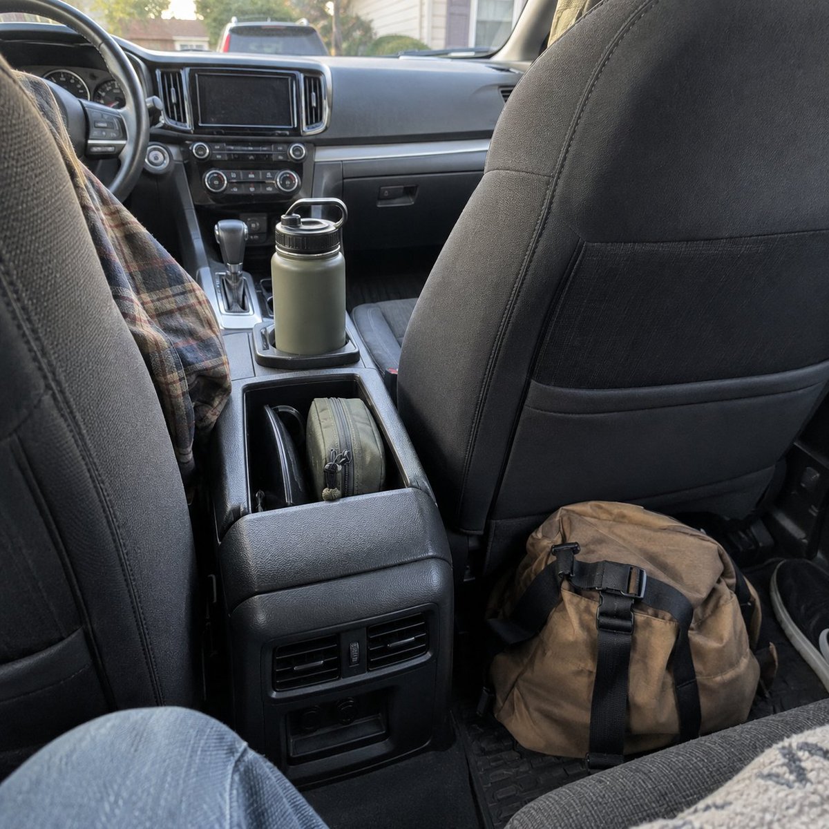 Ruchig_com's tweet photo. Loose objects in a car can become annoying—or worse—during a sudden stop. Give bottles, chargers, tools, and bags a stable place before you drive. https://t.co/XXXGKt1XKI