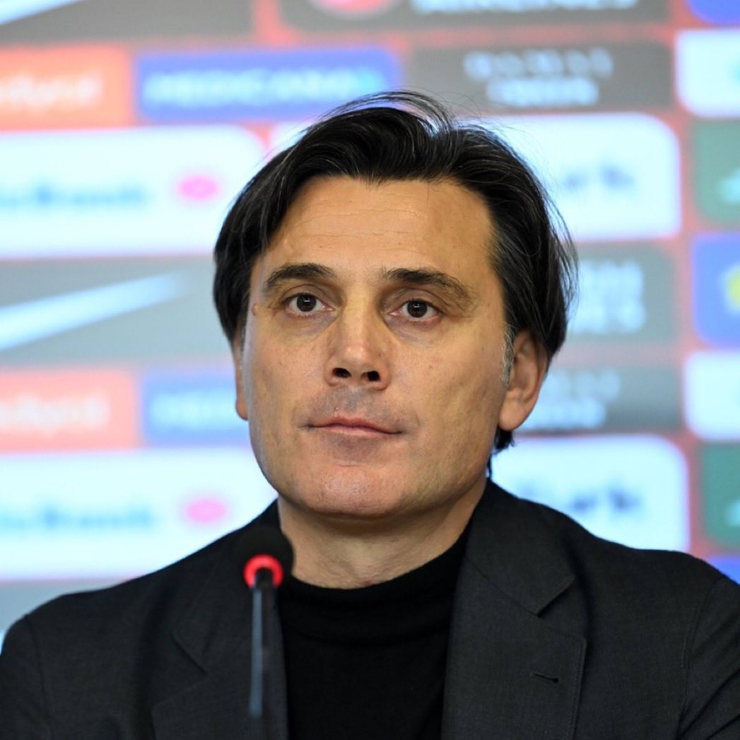 agurbette's tweet photo. Montella, Enes Ünal’ı beğenmiyorsun, milli takıma almıyorsun. Hadi onu geçtim.

Enes Ünal:
9 maç, 3 gol.
La Liga’da oynuyor.

Bunu istemiyorsan çık başka santrfor bul.

Ama sen ne yapıyorsun?

Barış Alper’i 9 numara oynatıyorsun.

Barış Alper’in Galatasaray’da bu sezon lig + Şampiyonlar Ligi rakamı:
7 maç, 0 gol, 0 asist.

Sıfır gol.
Sıfır asist.

Ve sen hâlâ bu adamdan santrfor çıkarmaya çalışıyorsun.

Hiçbir şey bilmiyorsan al, ben sana oyuncu vereyim:

Yasin Zor:
7 maç, 6 gol.

Batuhan Kör:
8 maç, 4 gol, 1 asist.

Yasin Uzunoğlu:
8 maç, 4 gol.

Polat Yaldır:
8 maç, 3 gol, 1 asist.

Erencan Yardımcı:
2. Bundesliga — 5 maç, 2 gol.

Eren Tozlu:
6 maç, 2 gol.

Enes Ünal:
9 maç, 3 gol.

Al bunları kampa çağır.

ÇAĞIR!

Bir hafta izle.

Hangisi top tutuyor bak.
Hangisi sırtı dönük oynuyor bak.
Hangisi stoperle boğuşuyor bak.
Hangisi ceza sahasında doğru yere koşuyor bak.
Hangisi önüne düşen topu kaleye vurabiliyor bak.

Hepsi kötü çıkarsa yine gönderirsin.

Ama sen daha adamları çağırmadan, izlemeden, denemeden “santrforum yok” deyip kanat oyuncusunu 9 numaraya koyuyorsun.

Barış Alper’in emeğine lafım yok.

AMA ADAM SANTRFOR DEĞİL!

Ayağına gelen topu önde saklayamıyor.
Sırtı dönük takım çıkaramıyor.
Ceza sahasında santrfor gibi konumlanmıyor.
Stoperlerin arasında gerçek 9 numara tehdidi yaratmıyor.

Hızlı koşuyor diye santrfor olunmuyor.

Sen Enes Ünal’ı istemiyorsan isteme.

Ama o zaman HOCALIĞINI YAP.

Git 1. Lig izle.
Git Almanya 2. Bundesliga izle.
Git 3. Liga izle.
Git gurbetçileri izle.
Git formda Türk santrfor ara.

Milli takım teknik direktörüsün.

OYUNCUYU BİZ Mİ BULACAĞIZ?

Ben oturduğum yerden sana 7 tane isim çıkarabiliyorsam senin ekibin ne iş yapıyor?

Bu çocukların Barış Alper’den daha iyi santrfor oynayamayacağını nereden biliyorsun?

Çağırdın mı?
Denedin mi?
Antrenmanda gördün mü?

Hayır.

O zaman yeter artık.

“Türkiye’de santrfor yok” bahanesini bırak.

Santrfor var.

SEN ARAMIYORSUN.

Hiçbir şey bilmiyorsan liste burada.

AL.
ÇAĞIR.
İZLE.
DENE.

Bunların içinden Barış Alper’den daha iyi top tutacak, daha iyi sırtı dönük oynayacak, daha doğru koşu yapacak ve kalenin önünde daha iyi bitirecek bir tane adam bile çıkaramıyorsan zaten senin teknik bilgine de hocalığına da diyecek söz kalmamıştır.

ÇEK GİT, TAKIMI DA GERÇEK BİR SANTRFOR OYNATACAK BİRİNE BIRAK.

-#Montellaİstifa #millitakım