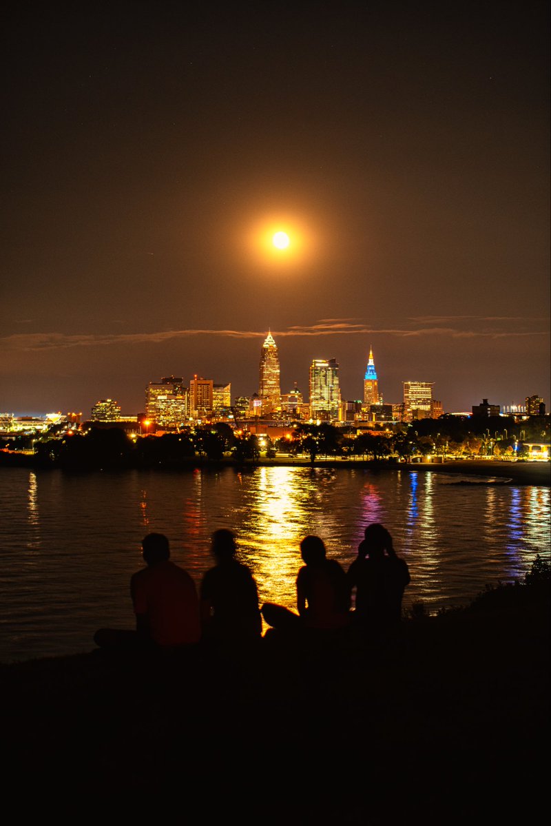 alexfarmerphoto's tweet photo. Tonight’s moonrise over Cleveland. https://t.co/hC9IttQrxi