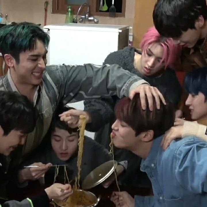 Itz_Inho's tweet photo. PENTAGON em 2020 no governo bolsonar0 (cube) // PENTAGON em 2026 no governo Lula (NAKED) https://t.co/A4hXgSD0Cj