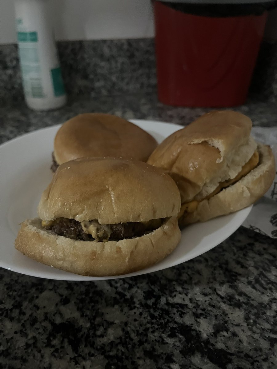 Lara_ias's tweet photo. a foto no ifood / oq veio 🤡 https://t.co/mpelJxJ7Jc