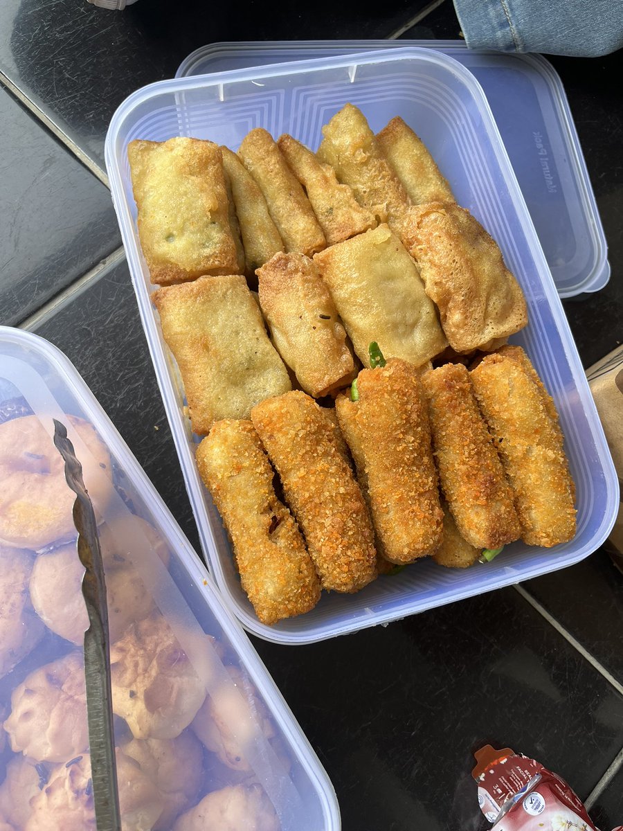 madumudi's tweet photo. hi capa mw beli danus kami, 5rb dapet 3 ada donat, kue sus, risol, dan martabak telur ;3 https://t.co/pQ1oP7ER4Q