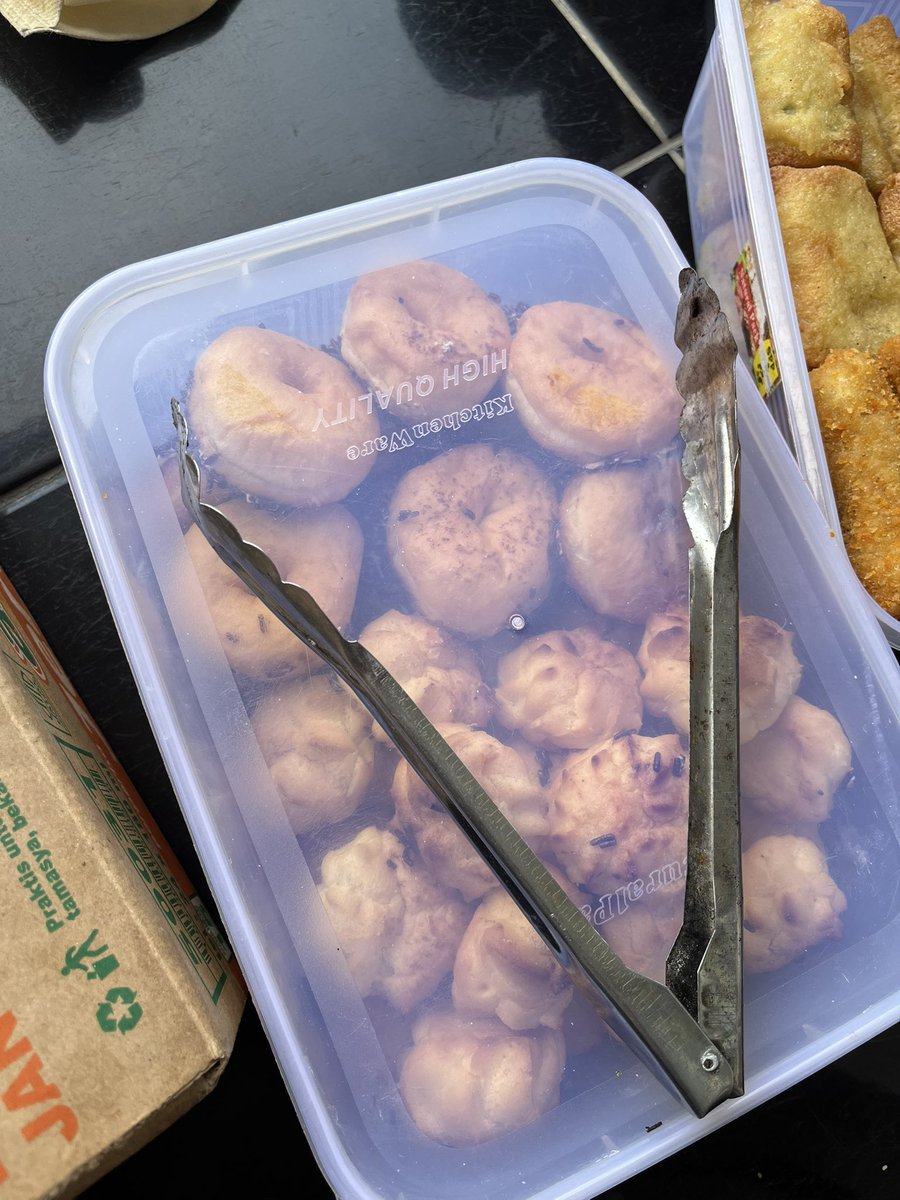 madumudi's tweet photo. hi capa mw beli danus kami, 5rb dapet 3 ada donat, kue sus, risol, dan martabak telur ;3 https://t.co/pQ1oP7ER4Q