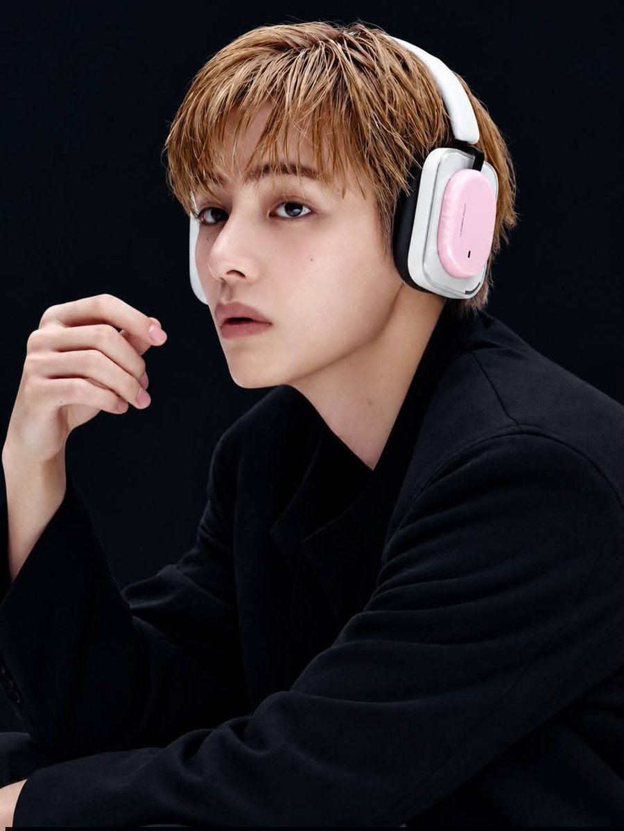 __BTS_V95's tweet photo. V FOR NOTHING (🎧) 

NOTHING GLOBAL AMBASSADOR V
TAEHYUNG FOR NOTHING
#TAEHYUNGxNOTHING
#VxNOTHING https://t.co/1C3x2tPvaM