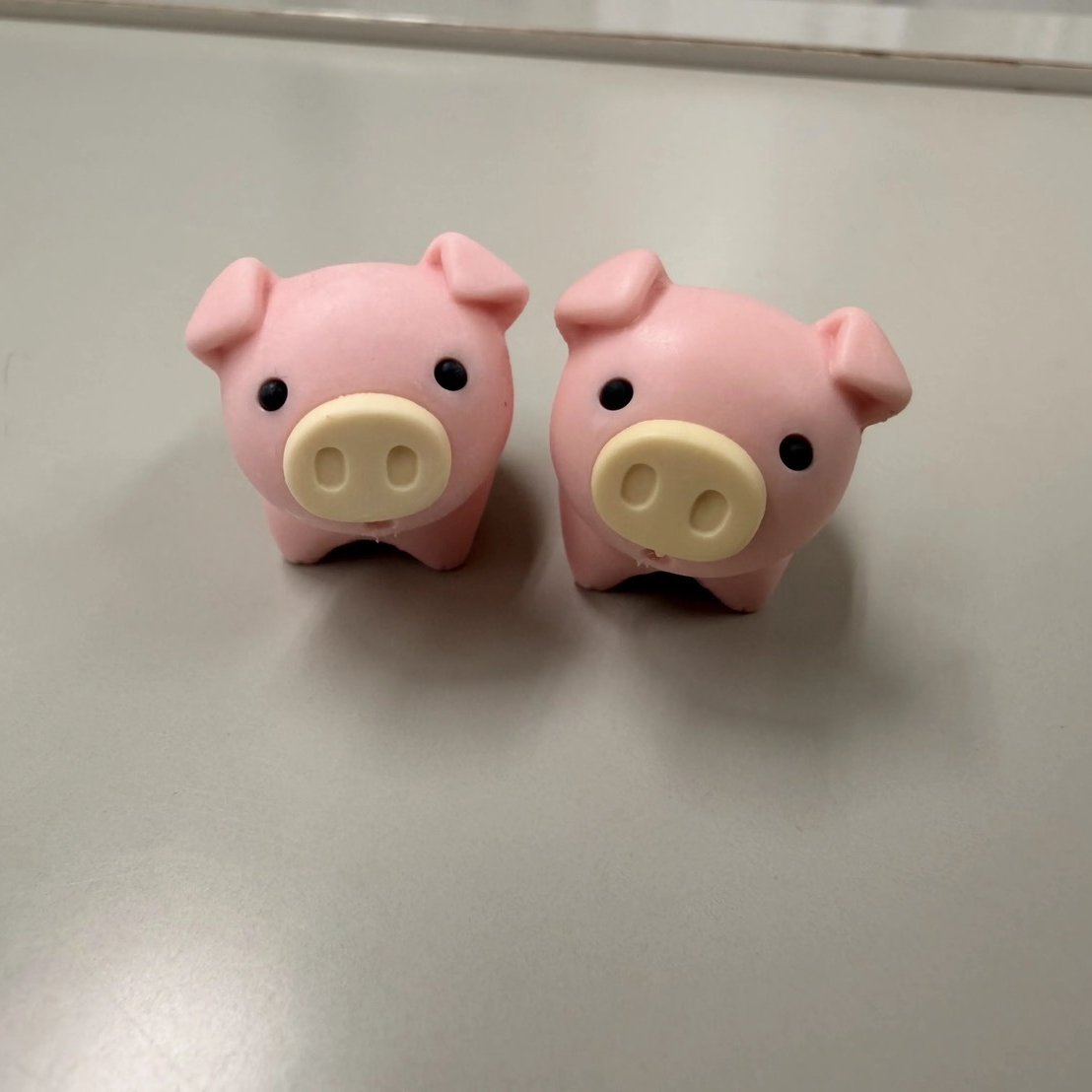 anchiku_jp's tweet photo. 子どもが歯医者さんでもらうたびに集めてくれている、ぶた消しゴム🐷

仕事中、目に入るたびにかわいい。

ちなみに……
後ろ姿もかわいいんです。
ちゃんとしっぽまで🐷笑 https://t.co/S4GTgu5aco