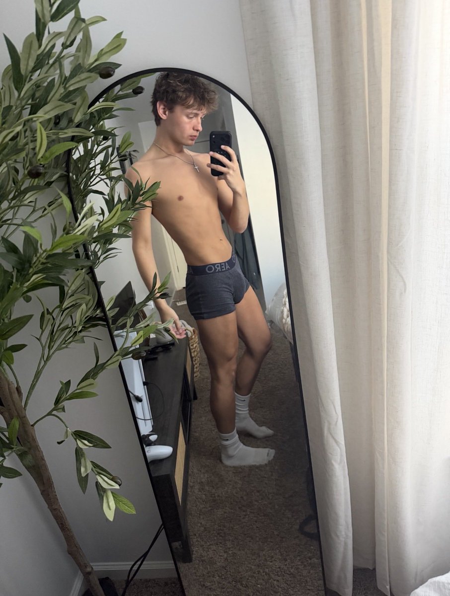 alexitjtt's tweet photo. With or without clothes? https://t.co/y6Dtt5CIdY