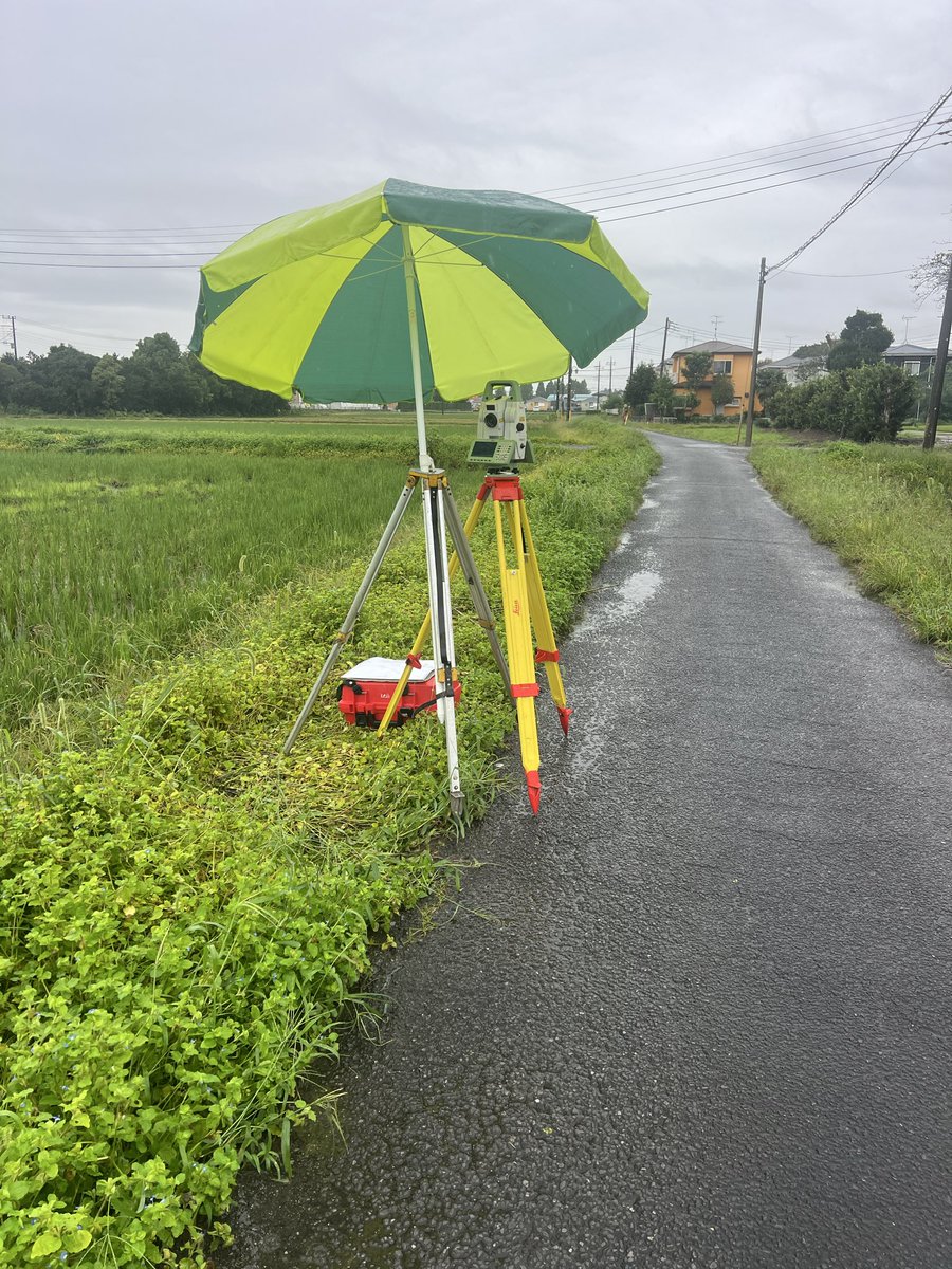 okei3777's tweet photo. 急ぎとかでなければ基本雨の日は測量はしません。
つまりは急ぎの仕事みたいで… https://t.co/3xmRjn3RYZ