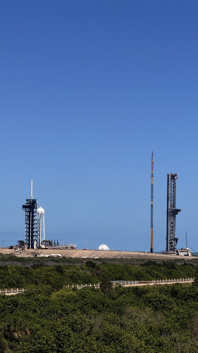 joelS2057's tweet photo. Very nice to finally get to see LC-39A up close. Starships launch pad is coming together nicely https://t.co/GVJsewJKRe
