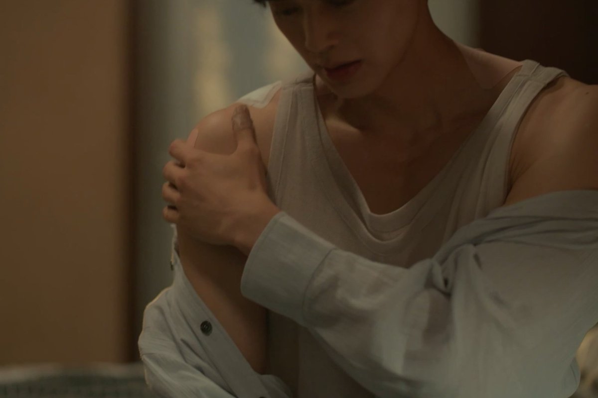 CJnDrama's tweet photo. 비요뜨 어깨밖에 안 보여요

#포핸즈 #송강 #이준영 https://t.co/SsSGAyGvVh