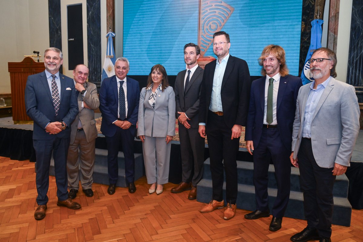 ZamoraJulio's tweet photo. En el Foro Federal de Economía Circular, recibí en nombre del @MunicipioTigre el Premio Argentina Economía Circular por el trabajo realizado a través de @ReciclaTigre, nuestra política de reciclaje que llevamos adelante desde el 2019. ¡Muchas gracias por este reconocimiento, y gracias a todos los vecinos y vecinas de Tigre que participan activamente del programa! 

#TigreEsMiVida ♻️
#OrgulloTigrense 🐯