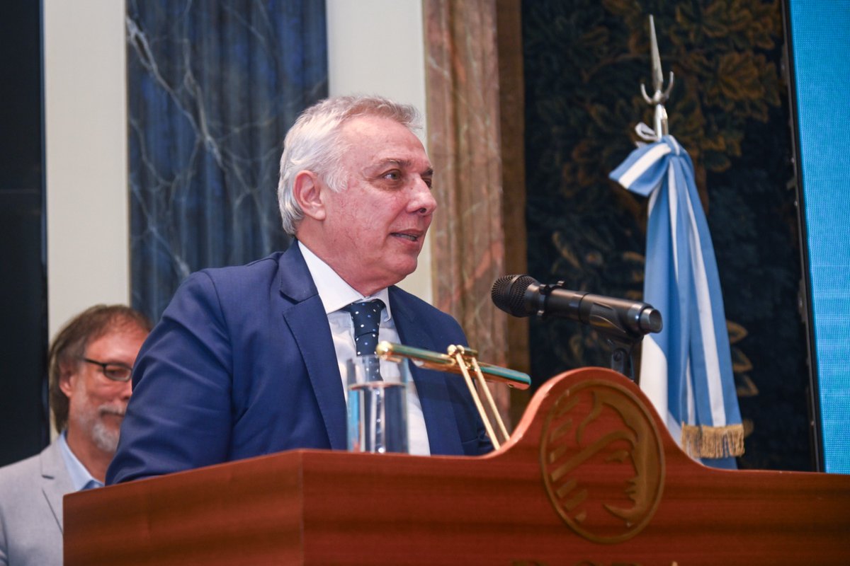 ZamoraJulio's tweet photo. En el Foro Federal de Economía Circular, recibí en nombre del @MunicipioTigre el Premio Argentina Economía Circular por el trabajo realizado a través de @ReciclaTigre, nuestra política de reciclaje que llevamos adelante desde el 2019. ¡Muchas gracias por este reconocimiento, y gracias a todos los vecinos y vecinas de Tigre que participan activamente del programa! 

#TigreEsMiVida ♻️
#OrgulloTigrense 🐯