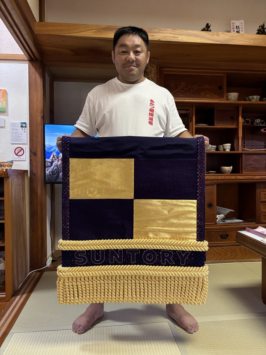 akatsu_sumo's tweet photo. ❗️凄い品を授かりました❗️
第66代横綱若乃花関三揃い化粧まわし
【ちゃふぇ】開店祝いで、花田虎上さんご本人からいただきました‼️粋‼️
飾らせていただく場所が決まったら、また報告しますので是非観に来てください❗️
あっ、ちゃんこ鍋とCafeを融合して
【ちゃふぇ】です🍲 
https://t.co/YRYGDZ1MHu https://t.co/eiK1KVv3jP