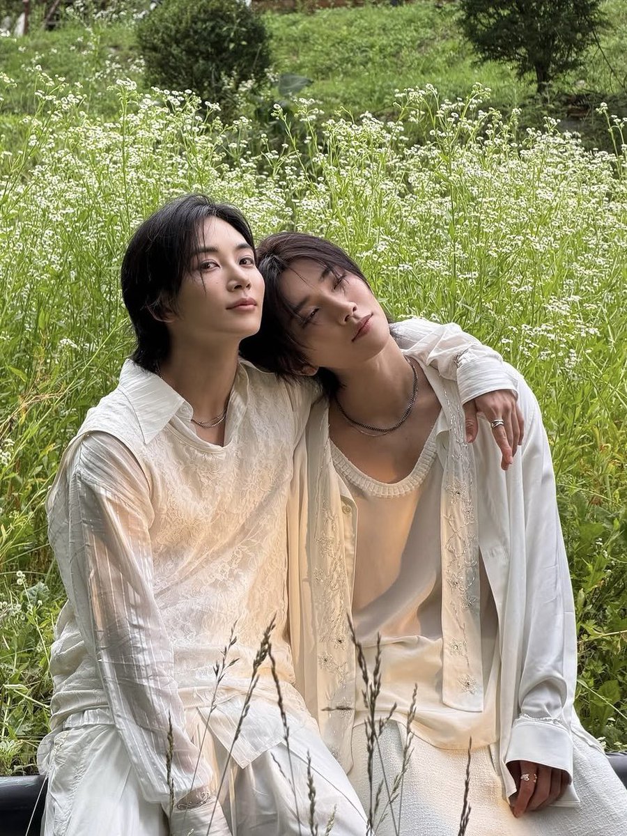shua_enthusiast's tweet photo. this feels like he's teasing us and goes, "i got a joshua and you don't" with that look... UHM OKAY YOON JEONGHAN???

the boyfriend privilege is too strong 😫 https://t.co/GFVYc2u8Nz