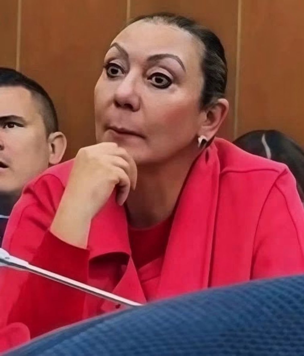 LatamBuzz's tweet photo. Un niño del ICBF ve a la directora y queda traumatizado.

Qué mujer tan fea por dentro y por fuera. Padre Santo, qué cara tan demoníaca y perturbadora. https://t.co/Dl7R18xdR1