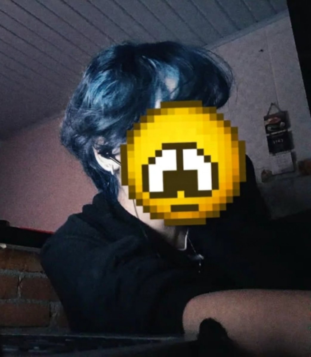joyridica's tweet photo. eu tenho um amor inexplicável pelo meu cabelo azul e o taehyung precisa saber disso https://t.co/xyF9Y3mujn