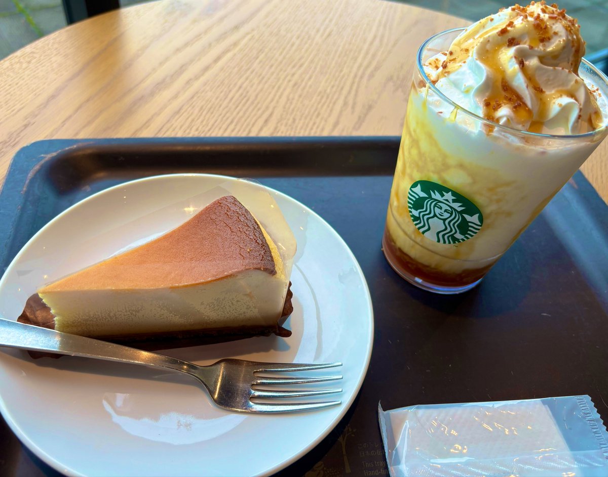 amerui_minaduki's tweet photo. うーさんから頂いたスタバチケでとろり蜜芋紅はるかフラペチーノとチーズケーキ食べてここ数ヶ月頑張ったご褒美です☺️ https://t.co/SuHeLxPbSz