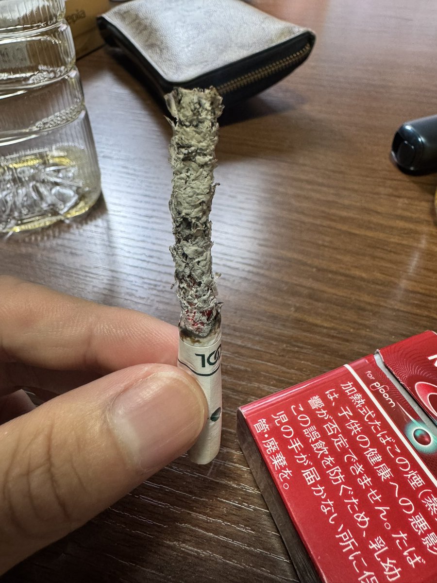 42nc_'s tweet photo. タバコに火をつけてから灰皿が無いことに気付いた俺。

あまり俺を舐めるなよ。 https://t.co/3jdjhls4a9