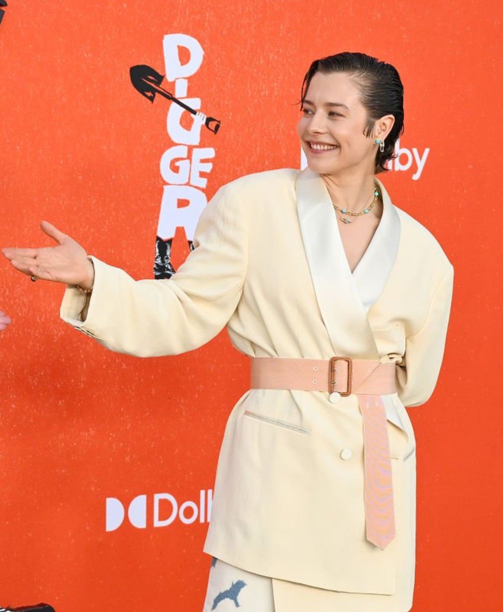 thedarcyfiles's tweet photo. emma d'arcy at the digger us premiere 🧡 https://t.co/K6Fp8uX40L