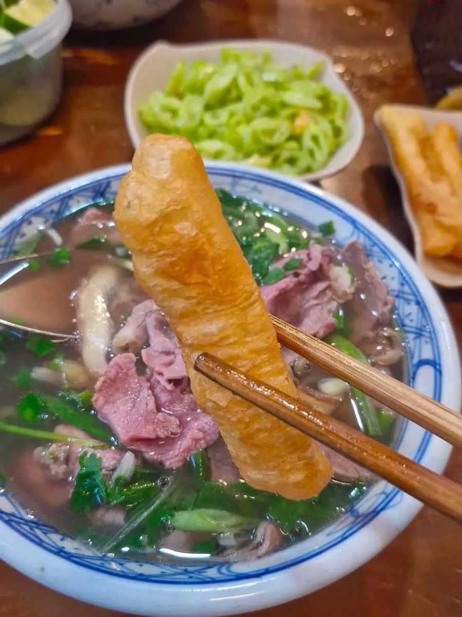 MrBotWick's tweet photo. Dậy đi ăn sáng nạp năng lượng cho một ngày mới thôi. Mời mọi người ăn sáng cùng em nhé. 

Hà Nội chân ái nhất vẫn là phở bò ăn kèm với quẩy giòn tan. https://t.co/FPwUT4bPxO