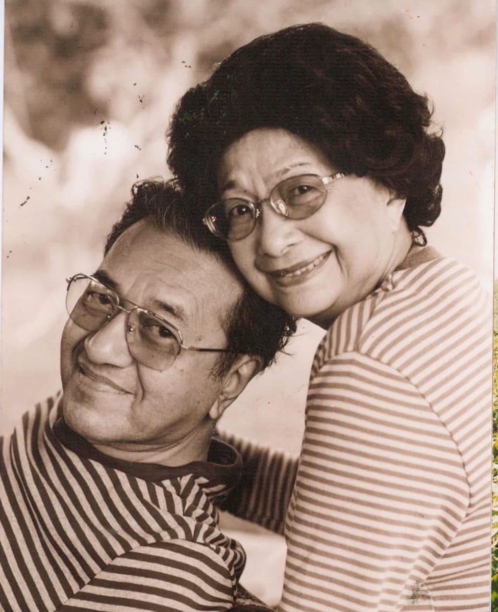 liyana_marzuki's tweet photo. SOULMATE

Malaysia berduka.
Semalam, Ibunda Negara meninggalkan kita.
Tinggalkan kepada kita memori seorang isteri yang ikhlas dan cekal selama 70 tahun tanpa henti. Berdiri di sisi suaminya berjuang untuk ibu pertiwi.

We may not agree with the husband. Tetapi walau mereka yang tidak bersetuju dengan Tun M, takkan boleh mencari salah wanita ini.

Selama 22 tahun dan 22 bulan menjadi ‘First Lady of Malaysia’ beliau dekat di hati kita. Disayangi dan dihormati majoriti Rakyat Malaysia. Hatta oleh mereka yang tidak menyukai suaminya.

Tengokkanlah ucapan bertali arus di media sosial. Rakyat jelata tak kira bangsa dan agama, turut sama bersedih, menyampaikan ucapan yang segalanya baik. 

Sesungguhnya gelaran Ibunda Negara sangat bertepatan. Kehilangan beliau buat kita terkesan. Seperti kehilangan ibu atau nenda kita sendiri.

Namun, tak dapat dinafikan. Yang paling terkesan ialah SOULMATE beliau.

Meruntun jiwa kita melihat seorang suami yang suatu ketika dulu lawannya gelar sebagai diktator dan mahafiraun, sebak dan sayu di samping pusara isterinya. Seolah-olah separuh jiwanya hilang, beberapa kali teresak-esak di tepi pusara. Buat kita pun turut berlinang air mata.

22 tahun sang suami menjadi Nakhoda Negara, tetapi kita kini sedar yang sang isterilah yang menjadi sauhnya. She is the anchor.

They redefined the true meaning of soulmate for us.

Inilah the power couple yang bertahan 22 tahun dan 22 bulan di puncak kuasa. Despite the lure that comes with power.

Adakah kerana mereka lebih kurang sama? Sejiwa? Sama kelaku dan juga minda?

Tun Hasmah pernah berkata, Tun M jarang bercakap tentang kerja atau politik dengan dia. Dia tak faham sangat katanya. Tun M tak nak dia risau juga.

Walau dia tak faham apa-apa tentang politik, si isteri ini hadir setiap kali suaminya bekerja. Berdiri teguh di belakang setiap kali suaminya jatuh dan bangun dalam arena.

Kelaku dan telatah mereka juga berlainan. Sang suami tegas dan kadang kala keras. Tetapi sang isteri lembut dan ceria. Buat semua yang dekat sayang padanya.

Buatkan kita berfikir. Sehati sejiwa itu bukan bermaksud kita compatible, banyak benda kena sama. 

Sejiwa bukan semestinya serupa. 

Tetapi bagaimana walaupun kita berbeza, kita serahkan jiwa dan raga untuk menyokong si dia. Seorang yang kita kasih dan cinta.

Hari ini Malaysia berduka.
Bukan hanya kerana kita hilang seorang Ibunda.
Kerana kita saksikan sebuah cerita cinta luar biasa.
Yang bertahan dari awal hingga lepas hujung nyawa.

Salam hormat,
Liyana Marzuki