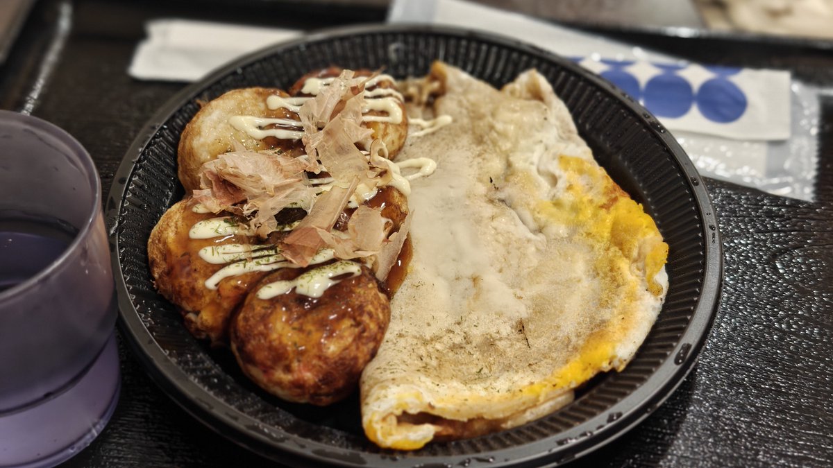 SesameandSolt's tweet photo. あとお土産探してる間に、粉モン食べてない事を思い出し、フードコートでたこ焼きとイカ焼きのセットを食べた。
イカ焼きっていうと、粉っぽい味付けが多いのだが、ここのは卵が入ってるので甘めな感じ。 https://t.co/bT0JVW2CnP