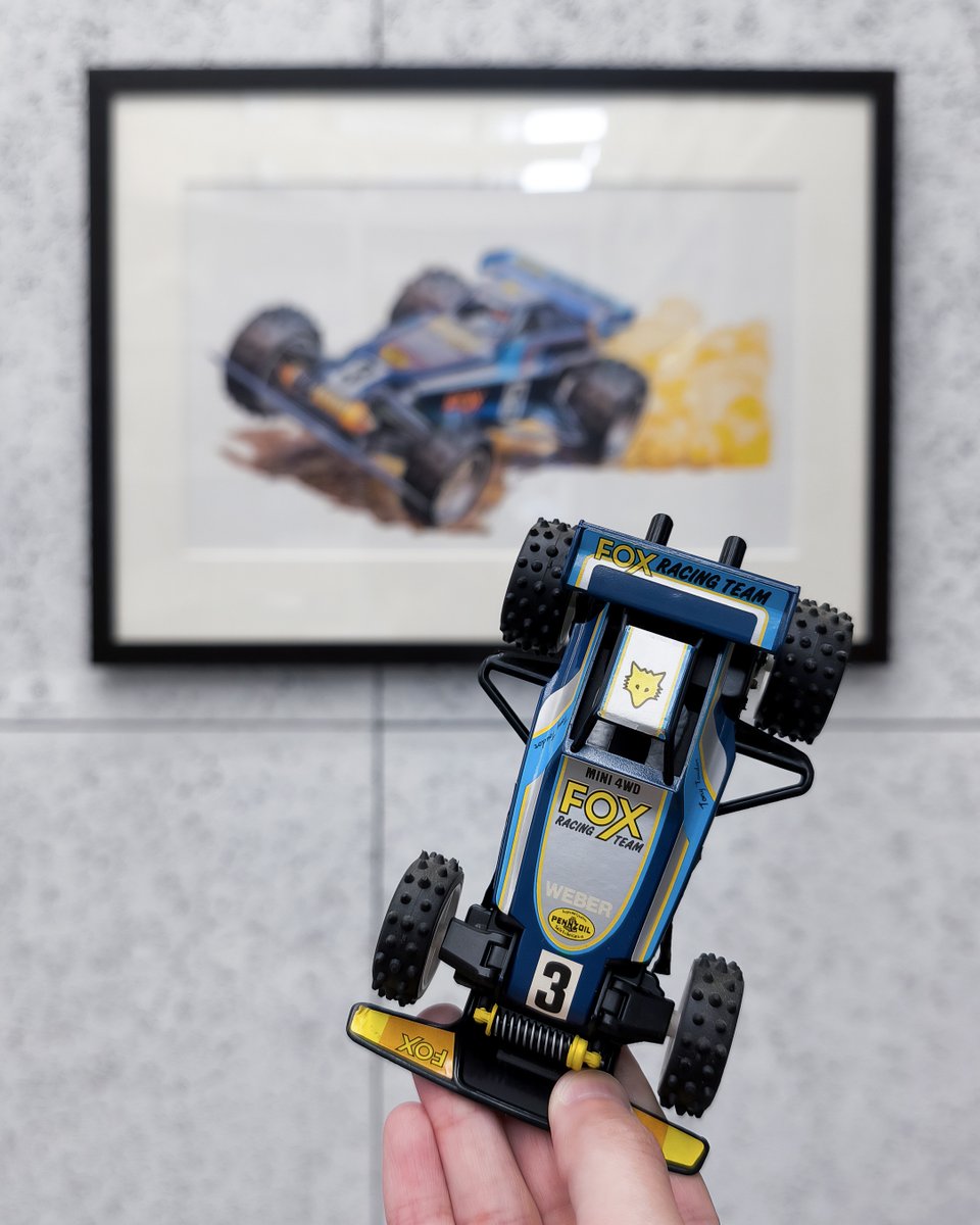 mini4wd's tweet photo. #ミニ四駆「フォックスJr.」と複製原画の2ショットです🦊

TAMIYA TOKYO（@TAMIYA_TOKYO）では11月15日(日)まで『レーサーミニ四駆 40周年記念展示』を開催中🏁

歴代マシンや当時の改造マシン、複製原画、『ダッシュ！四駆郎』徳田ザウルス先生の迫力満点なイラストなど展示中。どうぞお見逃しなく！ https://t.co/Cd68ldWMib