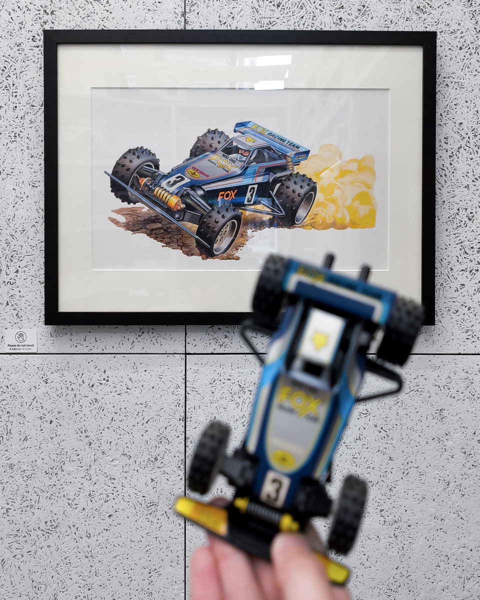 mini4wd's tweet photo. #ミニ四駆「フォックスJr.」と複製原画の2ショットです🦊

TAMIYA TOKYO（@TAMIYA_TOKYO）では11月15日(日)まで『レーサーミニ四駆 40周年記念展示』を開催中🏁

歴代マシンや当時の改造マシン、複製原画、『ダッシュ！四駆郎』徳田ザウルス先生の迫力満点なイラストなど展示中。どうぞお見逃しなく！ https://t.co/Cd68ldWMib