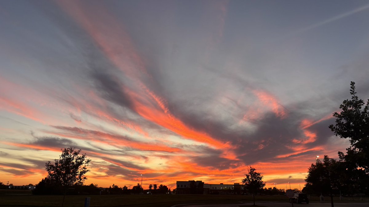 NotWhimpering's tweet photo. Beautiful sunset this evening #imlowkevilsorry😪 https://t.co/T4LvNLRasV