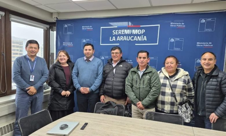 Temucodiario's tweet photo. #Diputada Flor #Contreras logra acuerdos para mejoramiento de caminos rurales de La #Araucania https://t.co/9qye4vomOH https://t.co/zJ1Q25BYSa