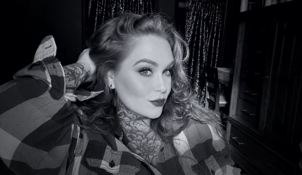 Littledeadredxx's tweet photo. Color? Or black and white? #redhead #viral https://t.co/IaYhJ3rgr8
