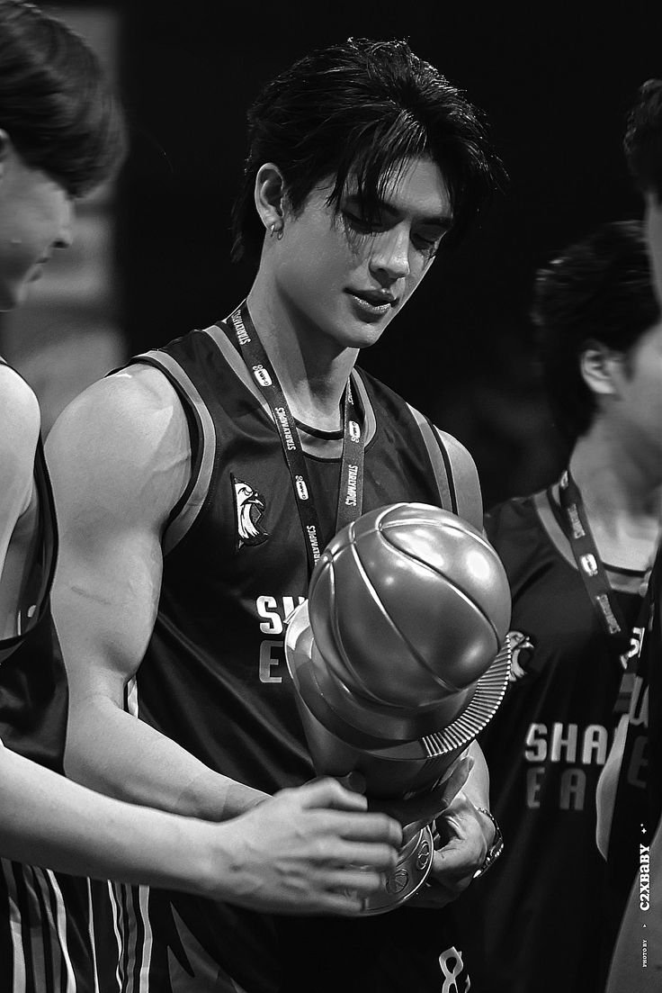 jevnyx's tweet photo. the coach so hot, i guees. https://t.co/Lxwm1FLX36