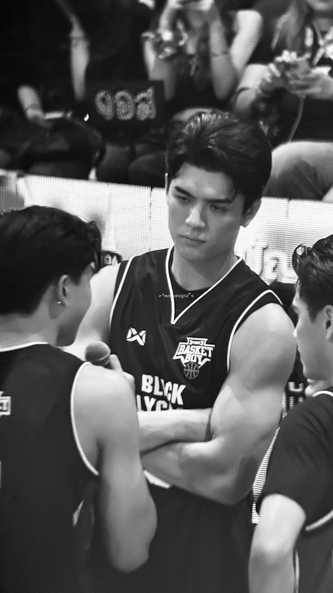 jevnyx's tweet photo. the coach so hot, i guees. https://t.co/Lxwm1FLX36