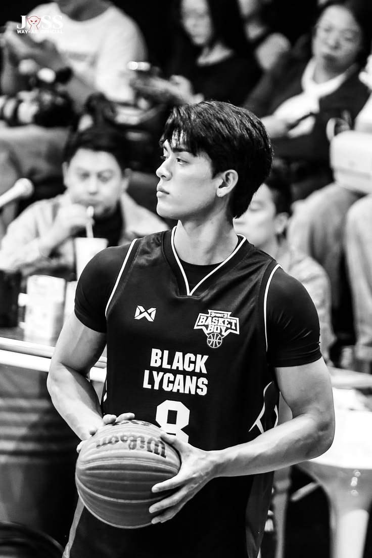 jevnyx's tweet photo. the coach so hot, i guees. https://t.co/Lxwm1FLX36