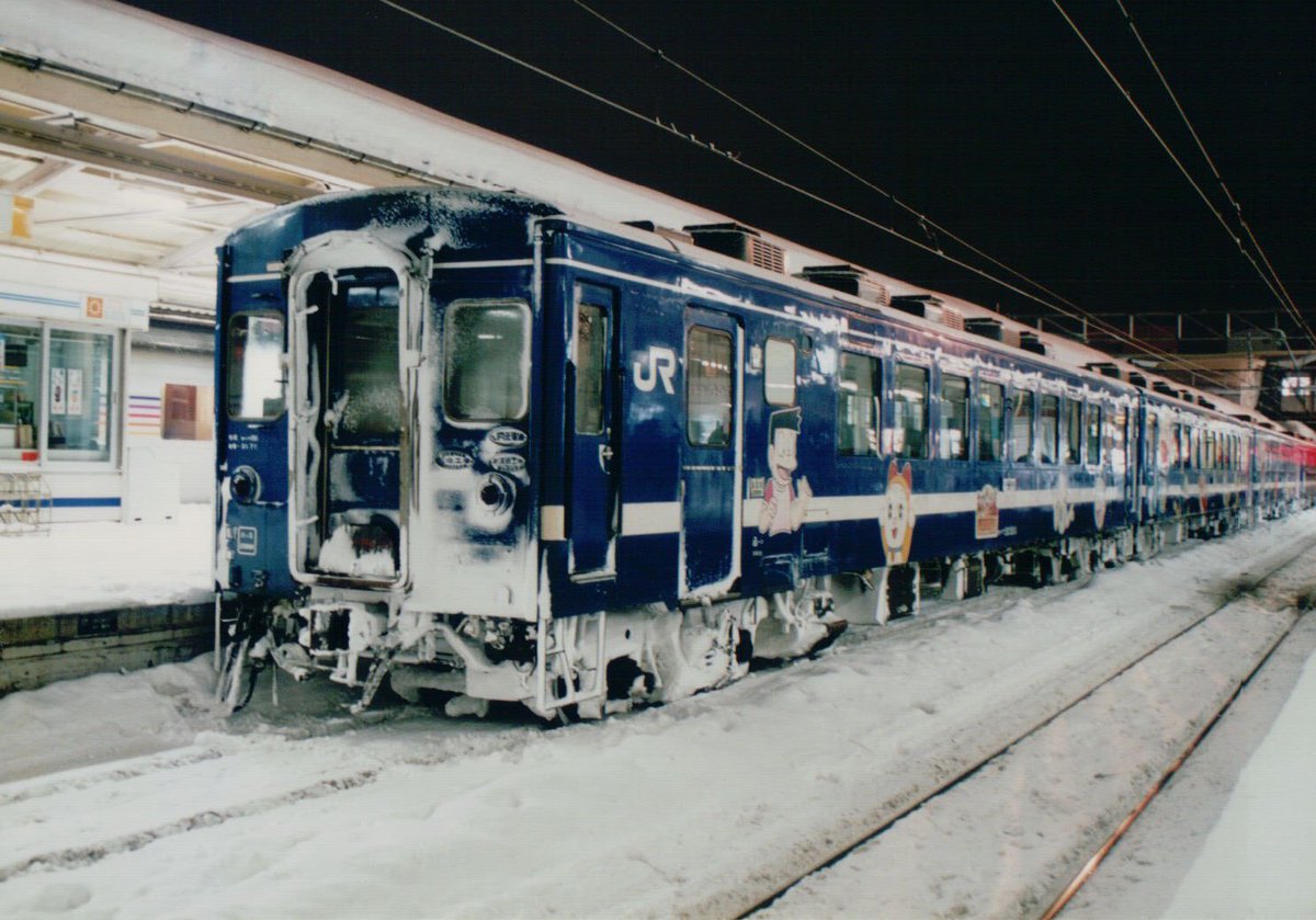shimesaba165's tweet photo. ONE PIECE新幹線のラッピングで阿鼻叫喚になっている方々もいますが、全編成全車両で実施する訳ではないみたいだから、撮りようはまだまだある訳で…
廃車までどのように撮っても逃れようのないところまで行ってしまったこちらの列車をご覧ください(´･ω･`) https://t.co/70Z2vGkH96