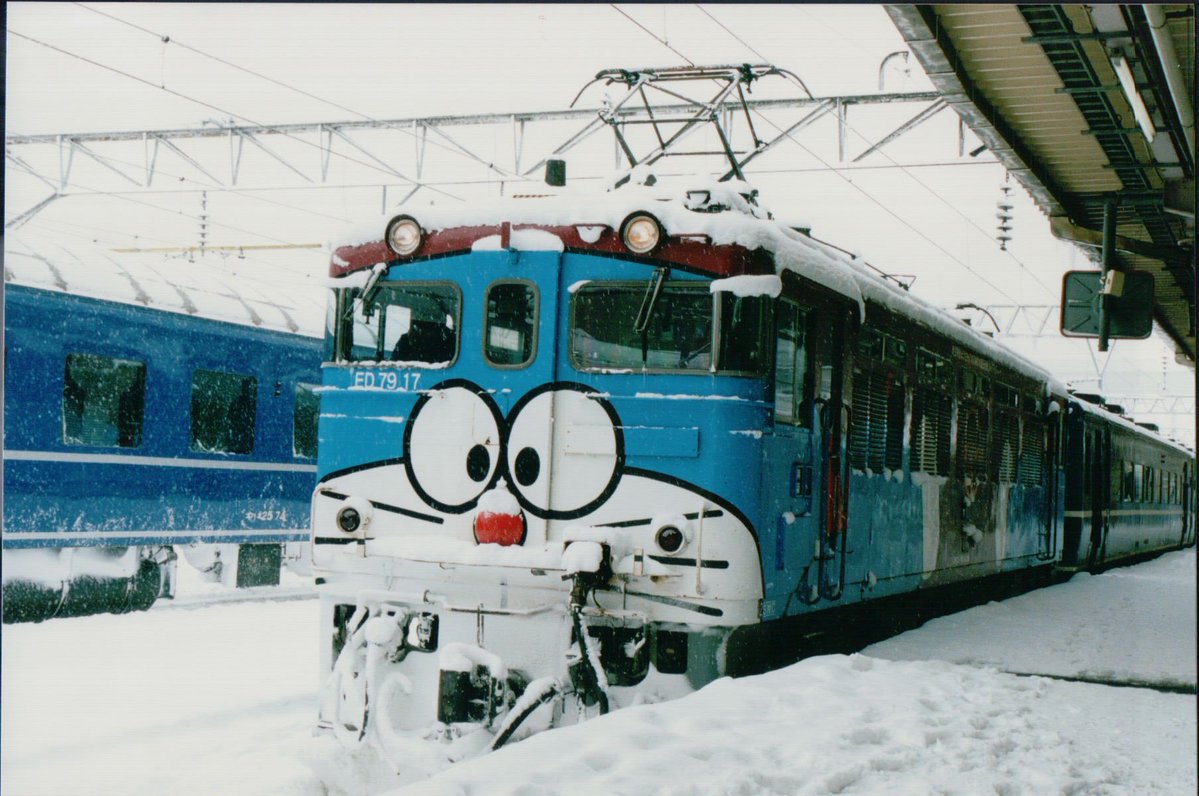 shimesaba165's tweet photo. ONE PIECE新幹線のラッピングで阿鼻叫喚になっている方々もいますが、全編成全車両で実施する訳ではないみたいだから、撮りようはまだまだある訳で…
廃車までどのように撮っても逃れようのないところまで行ってしまったこちらの列車をご覧ください(´･ω･`) https://t.co/70Z2vGkH96