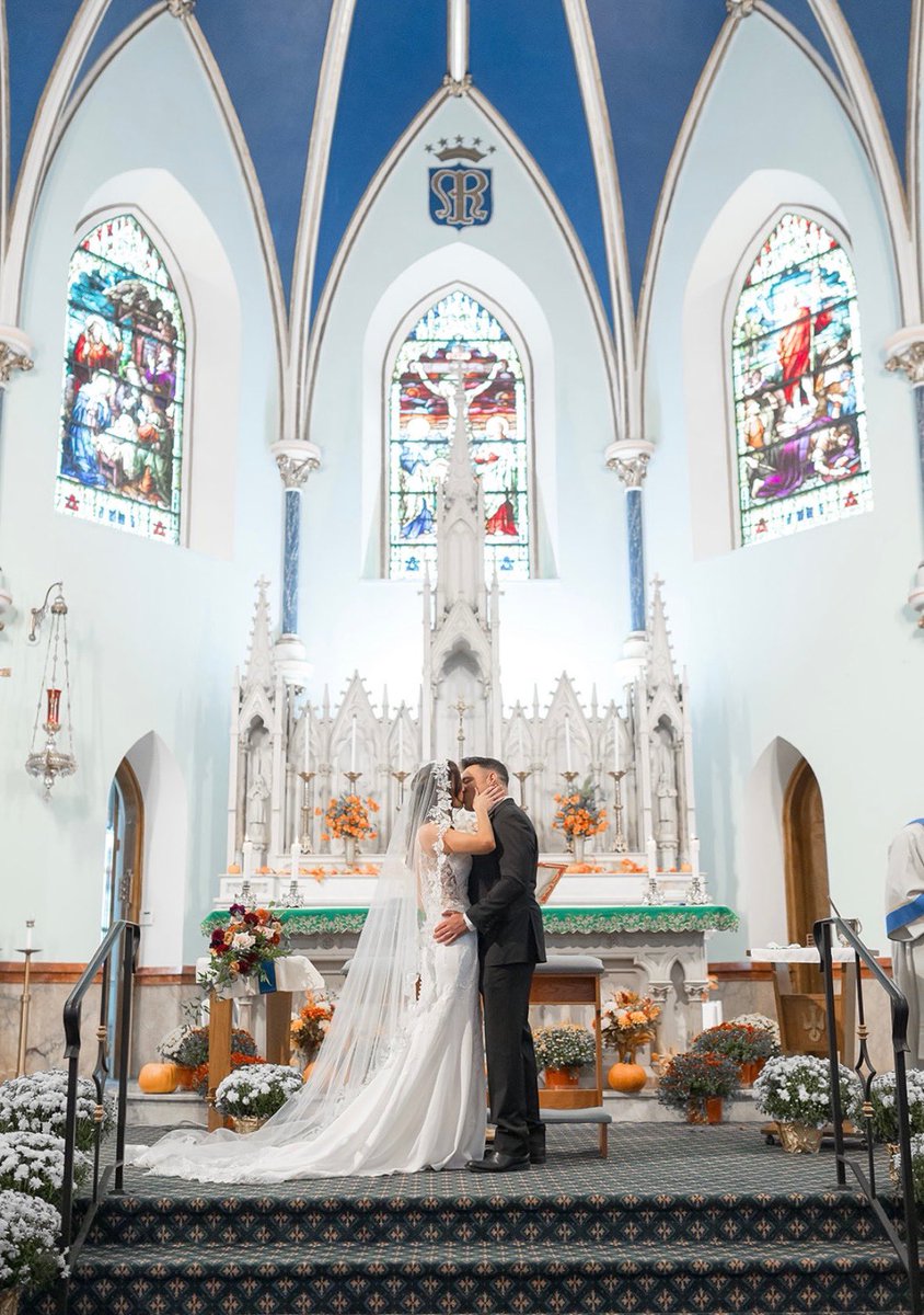 cbkmediamgt's tweet photo. The weekend forecast for meteorologist client @ccampbellwx of @10TampaBay called for nothing but sunshine and wedding bells! Congrats to Colleen and hubby Jason on their beautiful wedding!
Photos credit: Danny U Photography
#TampaBayTVNews 
#Meteorologist 
#She’sMarried
#TeamCBK https://t.co/h0rSqYX6GB