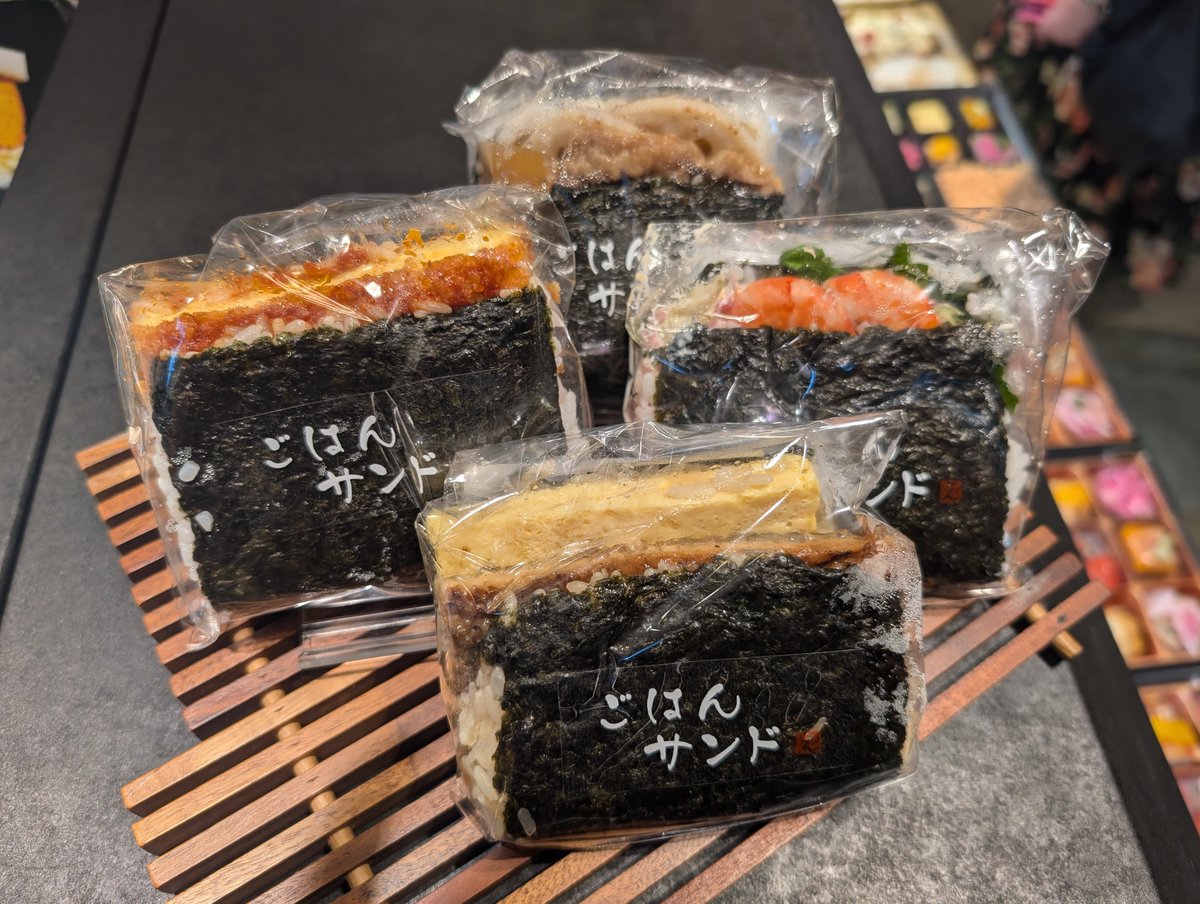 oishiiplus's tweet photo. 【女将のひとりごと🍱】

​「ごはんサンド」デビューから1週間少々！もうすぐ店頭に届くワクワクのタイミングで…✨

​＼中間発表！人気ランキング／
​👑1位：だし巻き
2位：アボカド
3位：鰻
4位：黒毛和牛

みんなの推しは何位？✨

​#えさきのおべんとう #グランスタ東京駅 https://t.co/wtMmj1Q4vP