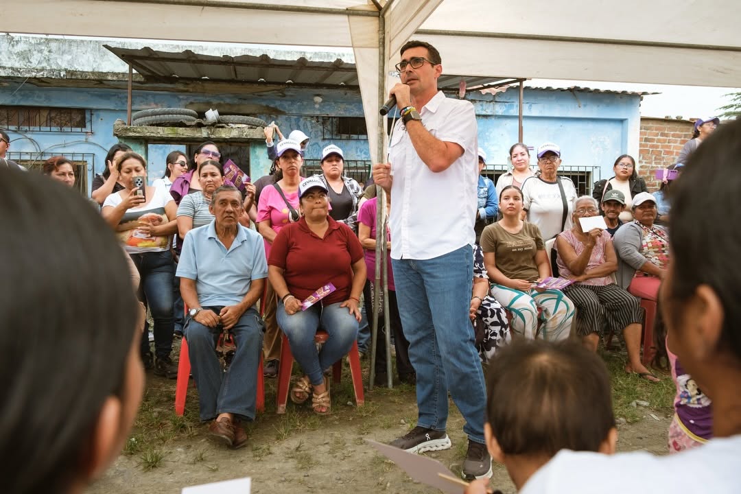 Lagyenews's tweet photo. De la caña al cacao: Andrés Guschmer proyecta a Milagro como motor agroproductivo del Guayas 🚜🌱

MILAGRO, Guayas — En el marco de sus recorridos territoriales de cara a los comicios para la Prefectura del Guayas, Andrés Guschmer visitó el cantón Milagro para dialogar de primera mano con agricultores, comerciantes y emprendedores locales sobre las necesidades del sector agroproductivo de la provincia.

Acompañado por figuras clave de su equipo como Francisco Cevallos Macías y Samia Álava Bitar, el precandidato recorrió zonas productivas y comerciales del cantón dulce. Durante el encuentro, Guschmer destacó la importancia estratégica de Milagro no solo en el cultivo tradicional de caña de azúcar y cacao fino de aroma, sino también como un nodo comercial que requiere vialidad rural eficiente y canales directos de comercialización.

"Una tierra que produce, emprende y trabaja todos los días necesita más oportunidades y mejores conexiones para crecer", subrayó Guschmer, haciendo énfasis en que el fortalecimiento de la infraestructura rural y la conectividad vial serán ejes determinantes para que el esfuerzo de las familias campesinas se traduzca en rentabilidad y desarrollo económico real.

#Milagro #GranGuayas #AgroGuayas #DesarrolloProductivo