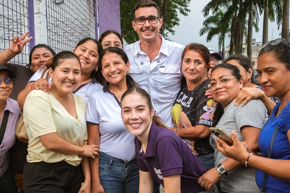 Lagyenews's tweet photo. De la caña al cacao: Andrés Guschmer proyecta a Milagro como motor agroproductivo del Guayas 🚜🌱

MILAGRO, Guayas — En el marco de sus recorridos territoriales de cara a los comicios para la Prefectura del Guayas, Andrés Guschmer visitó el cantón Milagro para dialogar de primera mano con agricultores, comerciantes y emprendedores locales sobre las necesidades del sector agroproductivo de la provincia.

Acompañado por figuras clave de su equipo como Francisco Cevallos Macías y Samia Álava Bitar, el precandidato recorrió zonas productivas y comerciales del cantón dulce. Durante el encuentro, Guschmer destacó la importancia estratégica de Milagro no solo en el cultivo tradicional de caña de azúcar y cacao fino de aroma, sino también como un nodo comercial que requiere vialidad rural eficiente y canales directos de comercialización.

"Una tierra que produce, emprende y trabaja todos los días necesita más oportunidades y mejores conexiones para crecer", subrayó Guschmer, haciendo énfasis en que el fortalecimiento de la infraestructura rural y la conectividad vial serán ejes determinantes para que el esfuerzo de las familias campesinas se traduzca en rentabilidad y desarrollo económico real.

#Milagro #GranGuayas #AgroGuayas #DesarrolloProductivo