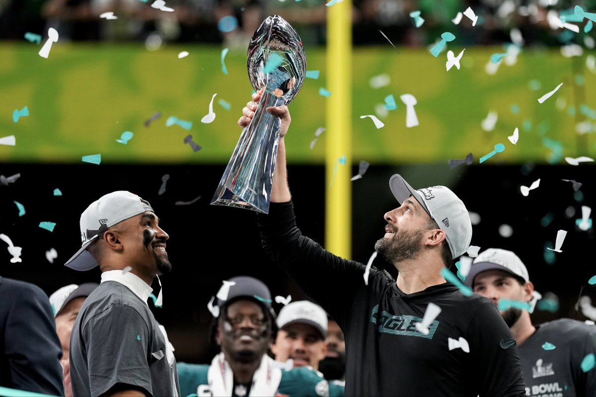 MotubaMotuba's tweet photo. @0xLiquidation @lalapuj @MLFootball @EaglesBurna @howardeskin @JoshReynolds24 @HGrahamNFL @thekapman @KruseSports_ @BearsShowYo @bearszn Your coach rips his shirt off after regular season wins

Mine raises trophies

We are not the same https://t.co/XT4V8Oq1ge