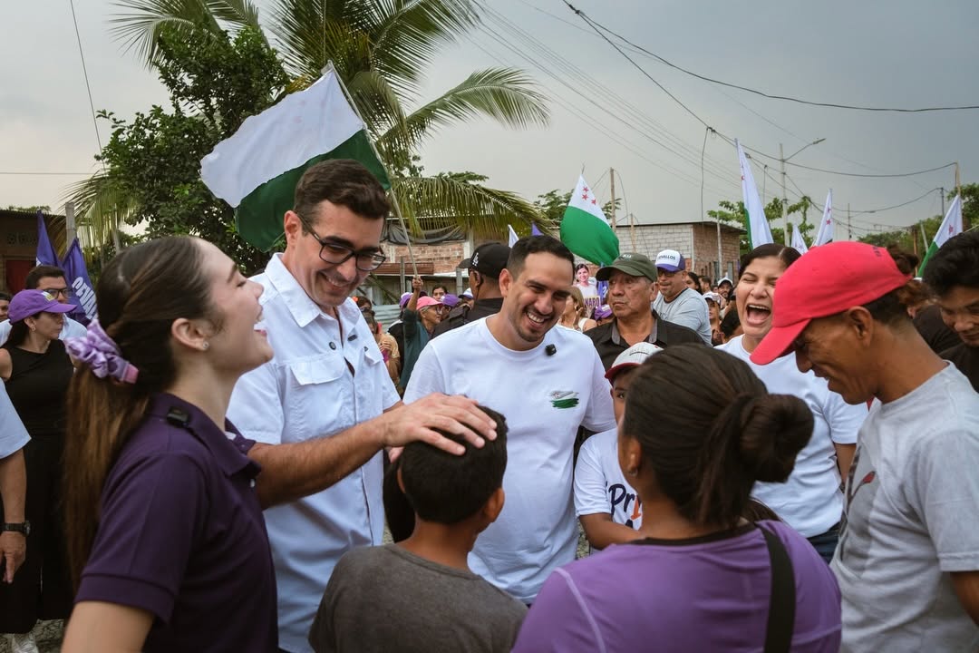 Lagyenews's tweet photo. De la caña al cacao: Andrés Guschmer proyecta a Milagro como motor agroproductivo del Guayas 🚜🌱

MILAGRO, Guayas — En el marco de sus recorridos territoriales de cara a los comicios para la Prefectura del Guayas, Andrés Guschmer visitó el cantón Milagro para dialogar de primera mano con agricultores, comerciantes y emprendedores locales sobre las necesidades del sector agroproductivo de la provincia.

Acompañado por figuras clave de su equipo como Francisco Cevallos Macías y Samia Álava Bitar, el precandidato recorrió zonas productivas y comerciales del cantón dulce. Durante el encuentro, Guschmer destacó la importancia estratégica de Milagro no solo en el cultivo tradicional de caña de azúcar y cacao fino de aroma, sino también como un nodo comercial que requiere vialidad rural eficiente y canales directos de comercialización.

"Una tierra que produce, emprende y trabaja todos los días necesita más oportunidades y mejores conexiones para crecer", subrayó Guschmer, haciendo énfasis en que el fortalecimiento de la infraestructura rural y la conectividad vial serán ejes determinantes para que el esfuerzo de las familias campesinas se traduzca en rentabilidad y desarrollo económico real.

#Milagro #GranGuayas #AgroGuayas #DesarrolloProductivo